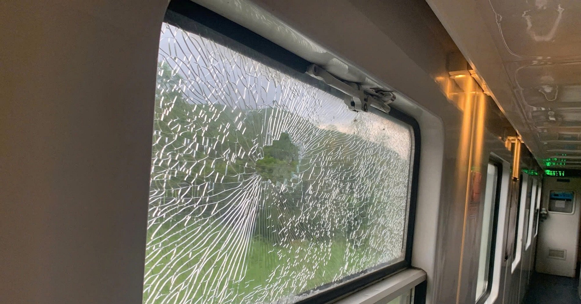 Police invited a group of students to work after throwing rocks and breaking the glass of train SE1