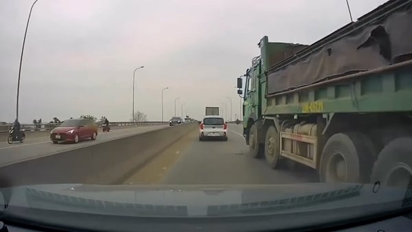 Un chauffeur de camion coupe une voiture sur un pont à Hanoi