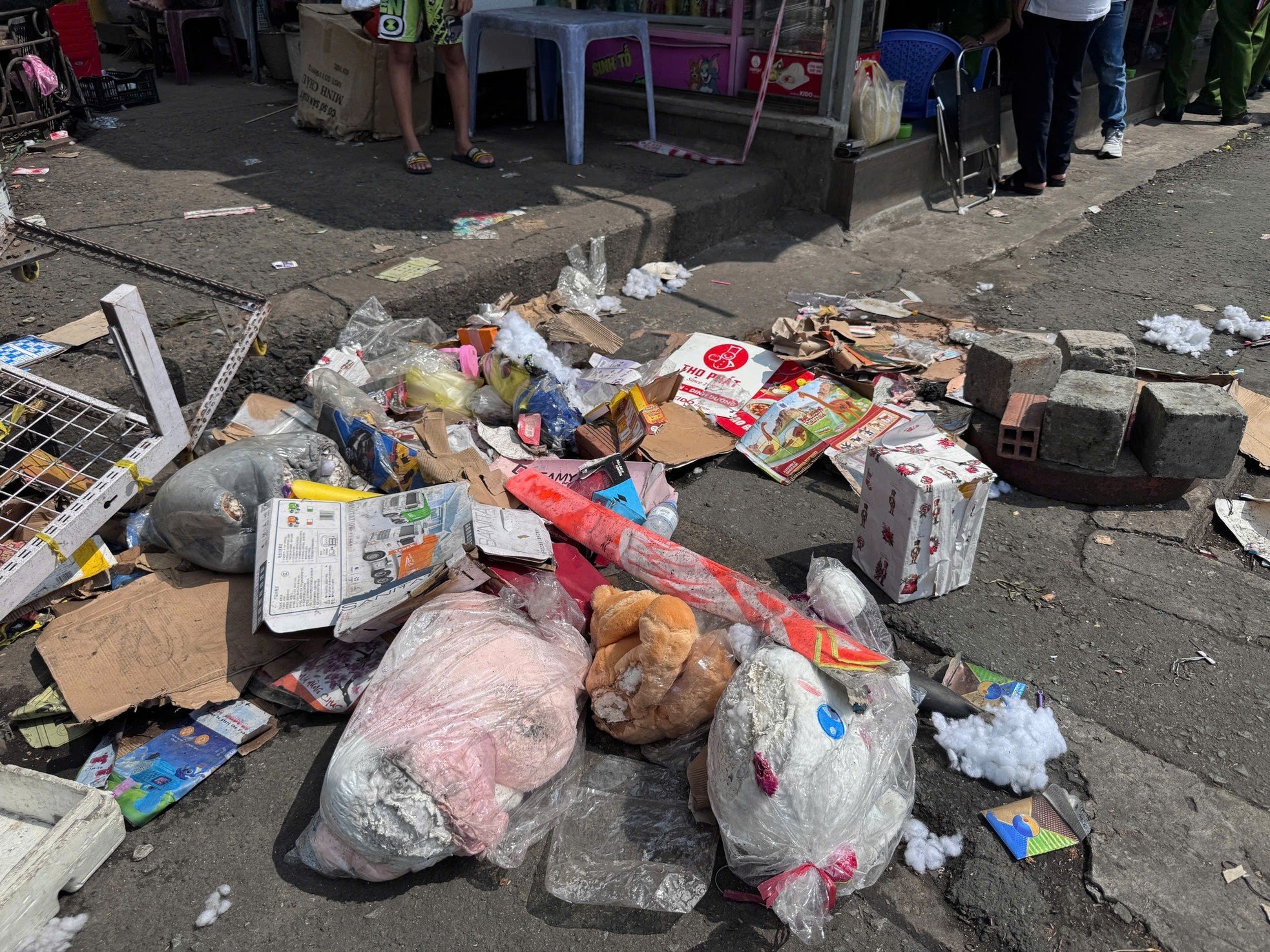 ホーチミン市のタンダ市場で発生した火災に、小規模商人たちは衝撃を受けている。写真11