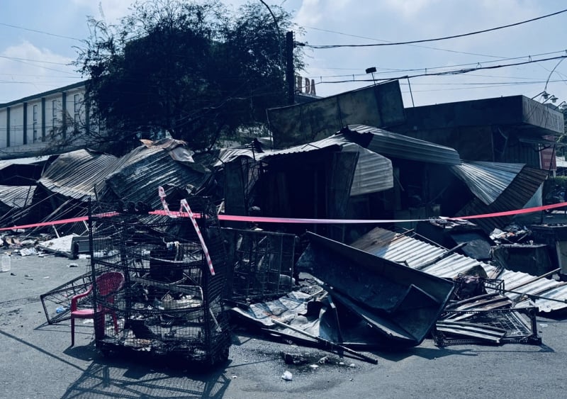 Billions of dong in damage after fire at 7 kiosks in front of Thanh Da market -2