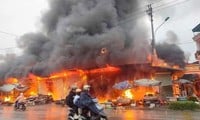 Cause de l'incendie du marché de Tuyen Quang qui a causé la perte de tout à de nombreux petits commerçants