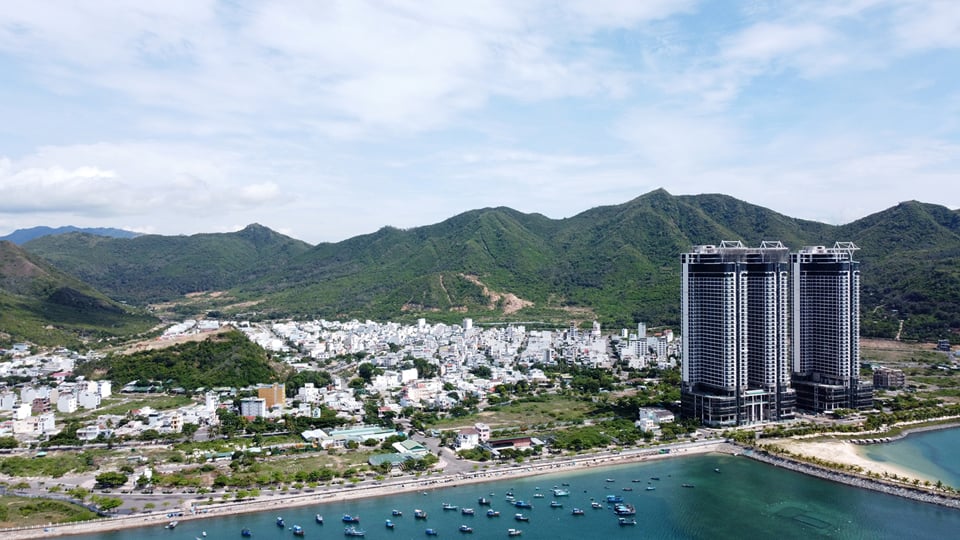 빈호아군, 빈르엉사구, 팜반동거리의 구역조정사업(축척 1/2000)에 따른 해안지역 내 관광 및 서비스 구역용 토지에서는 최대 40층 높이의 건물을 건축할 수 있도록 허용됩니다. 사진: Trung Nhan