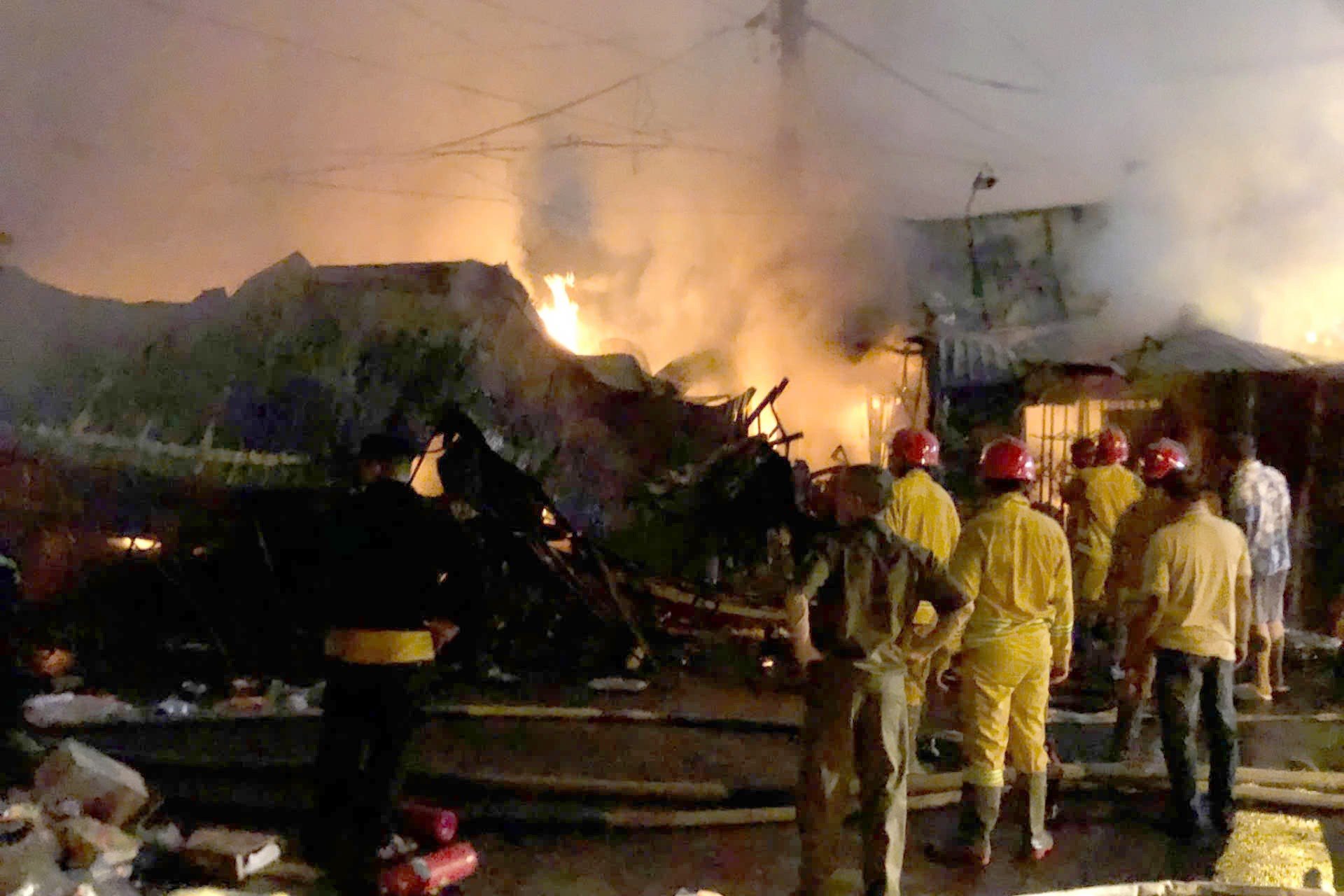 Fierce fire scene at Thanh Da market, HCMC photo 4