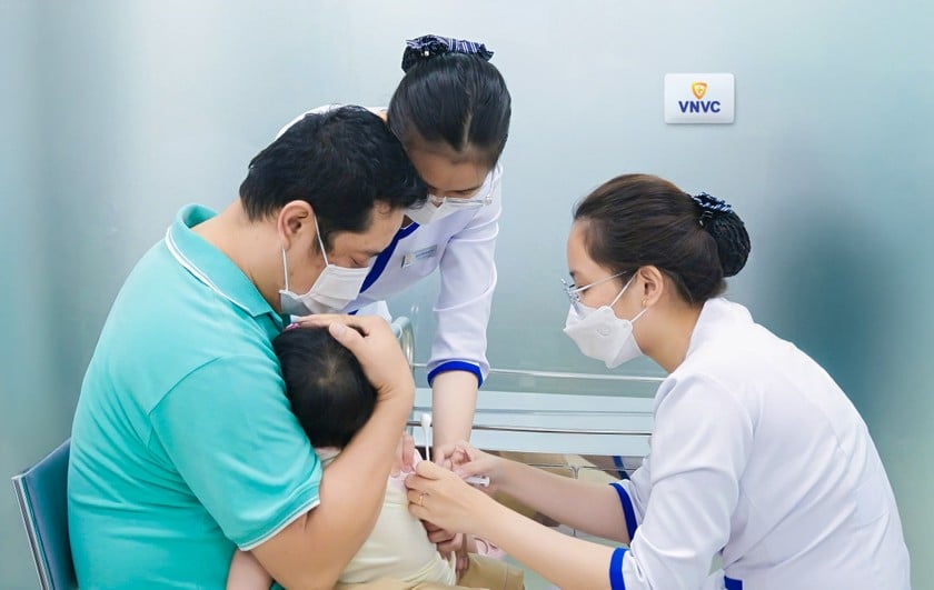 VNVC cung ứng đầy đủ vắc xin sởi cho trẻ em và người lớn, kể cả vắc xin sởi mũi chống dịch tiêm cho trẻ từ 6 tháng đến dưới 9 tháng. Ảnh: Hữu Thuận