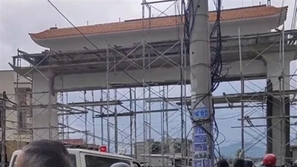 Un andamio se derrumbó durante la construcción de la puerta de bienvenida y cinco trabajadores resultaron heridos.