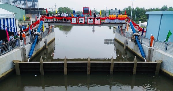 Operating the nearly 240 billion VND tide-prevention sluice to prevent flooding in the West of Ho Chi Minh City