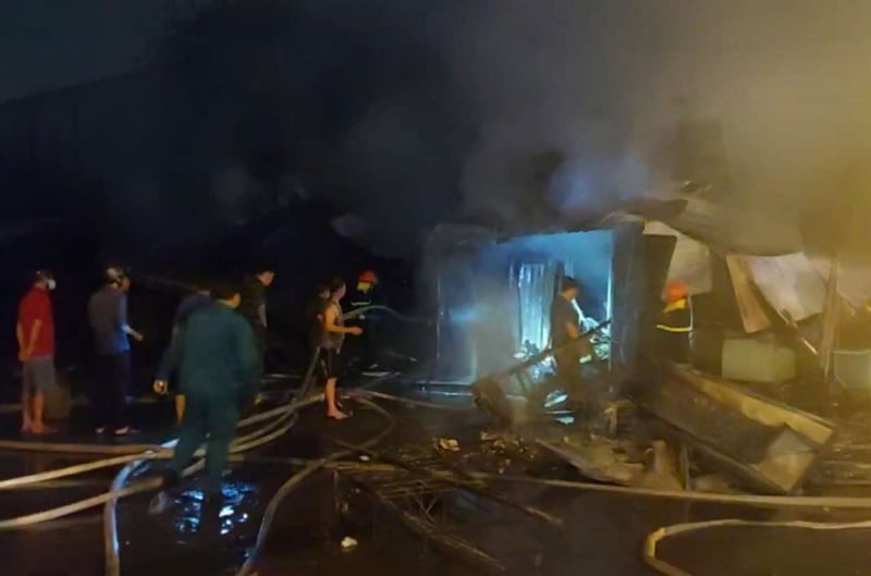 Grand incendie au marché de Thanh Da, la police tire un tuyau d'arrosage pour éteindre l'incendie -1