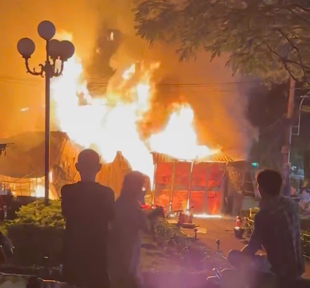 Small traders are stunned after the fire at Thanh Da market in Ho Chi Minh City, photo 16