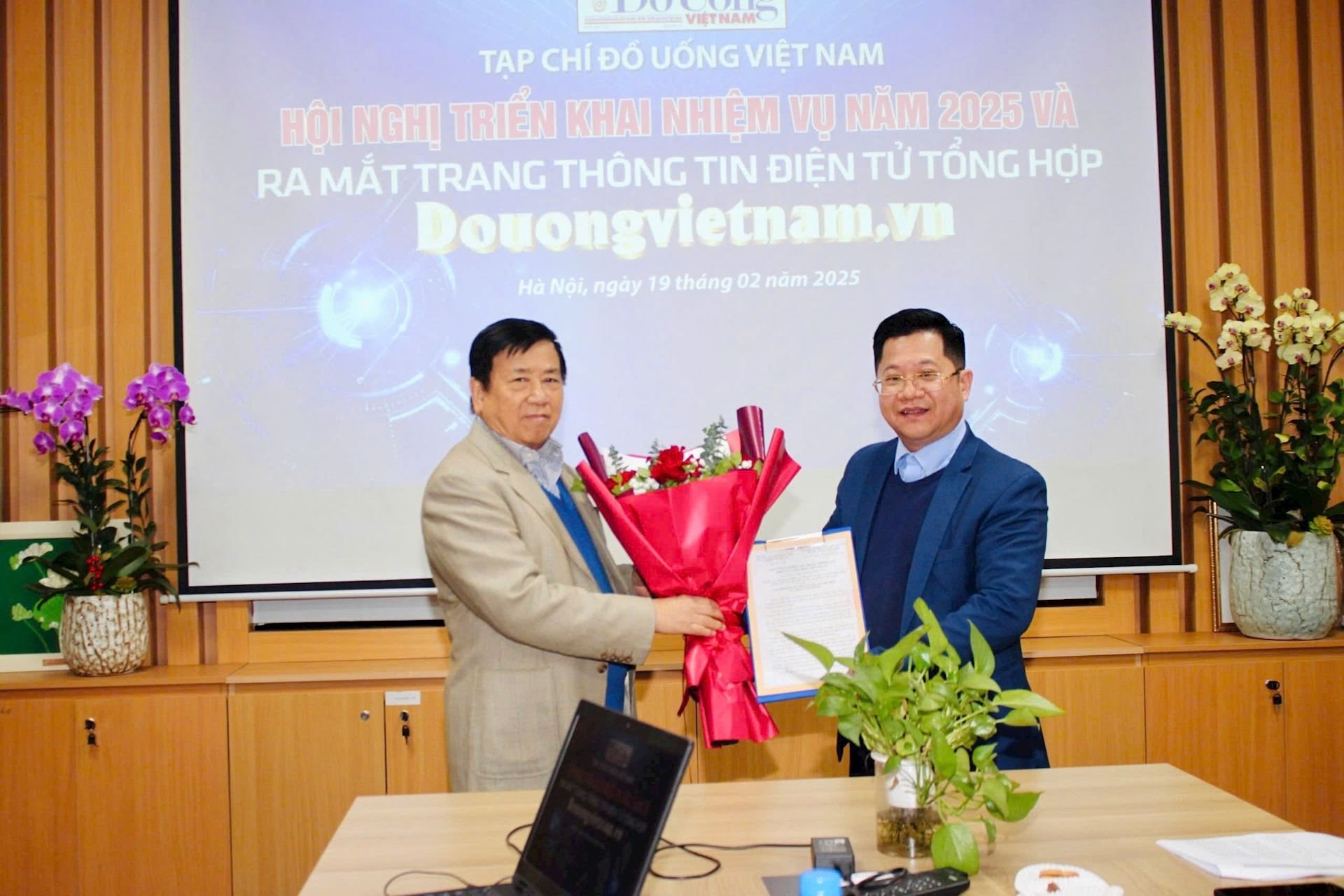 ผู้นำ VBA มอบดอกไม้แสดงความยินดีกับคณะกรรมการพรรคเวียดนาม