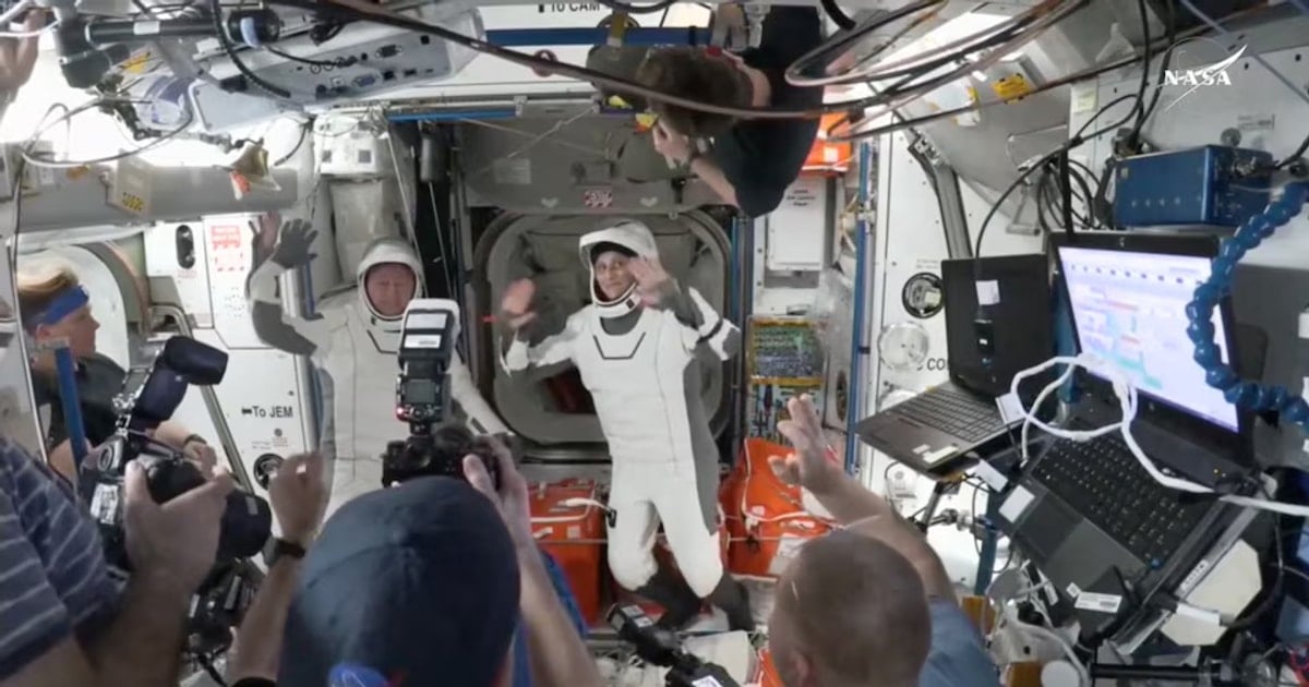 NASA astronauts begin journey back to Earth