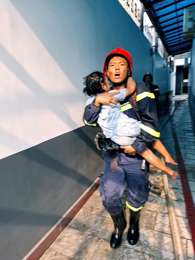 Firefighter recounts the moment he overcame smoke and fire to save a little girl from a fire in Ho Chi Minh City, photo 1