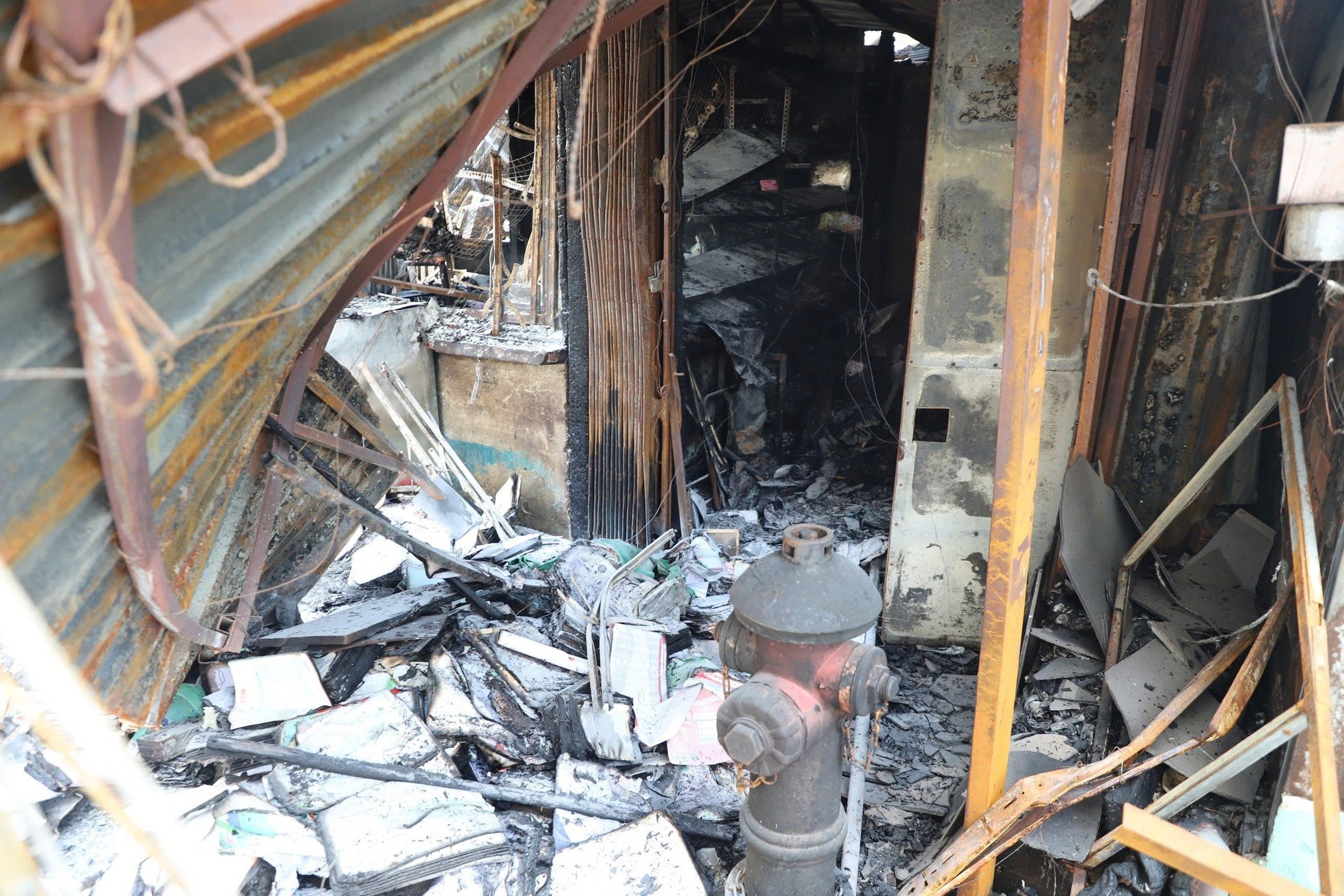 Small traders are stunned after the fire at Thanh Da market in Ho Chi Minh City, photo 8