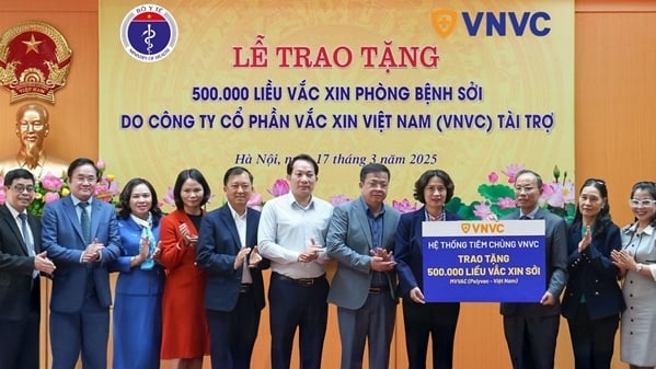 VNVC vaccination system donates half a million doses of measles vaccine to support the Ministry of Health in fighting the epidemic