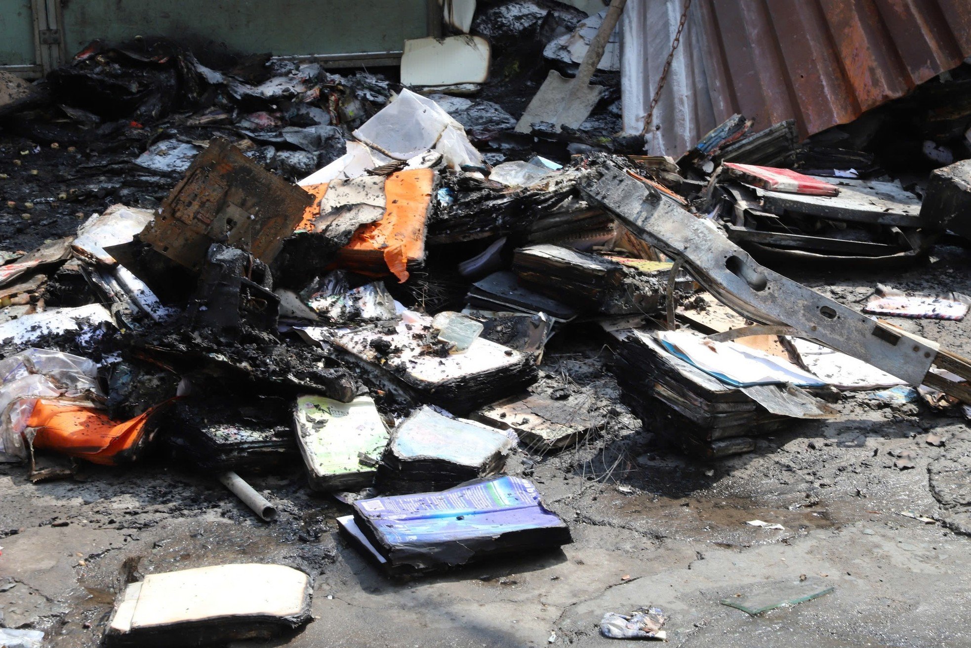 Small traders are stunned after the fire at Thanh Da market in Ho Chi Minh City, photo 10