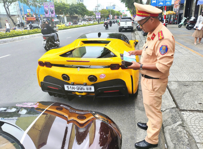 Multados con más de 160 millones por superdeportivos que se saltan un semáforo en rojo en el centro de Da Nang -0