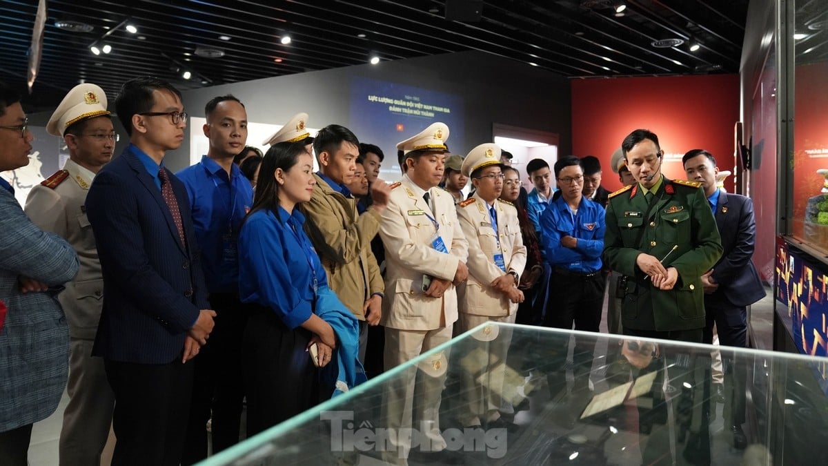 Delegierte, die den Ly Tu Trong Award erhalten, besuchen das Vietnam Military History Museum, Foto 10