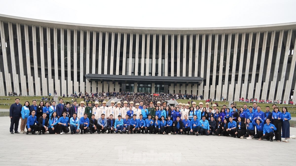 Delegates receiving the Ly Tu Trong Award visit the Vietnam Military History Museum photo 17