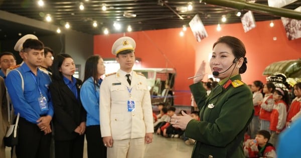 Delegates receiving the Ly Tu Trong Award visit the Vietnam Military History Museum