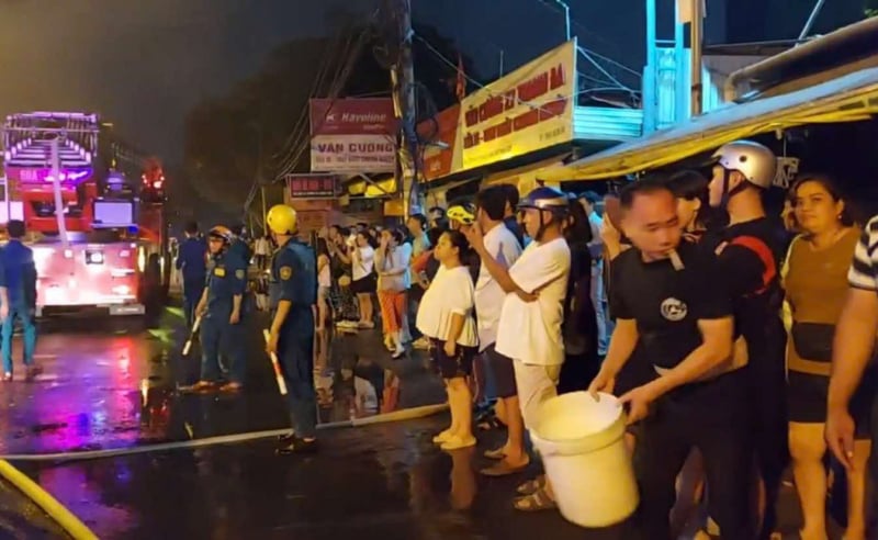 Grand incendie au marché de Thanh Da, de nombreux kiosques ont brûlé -0