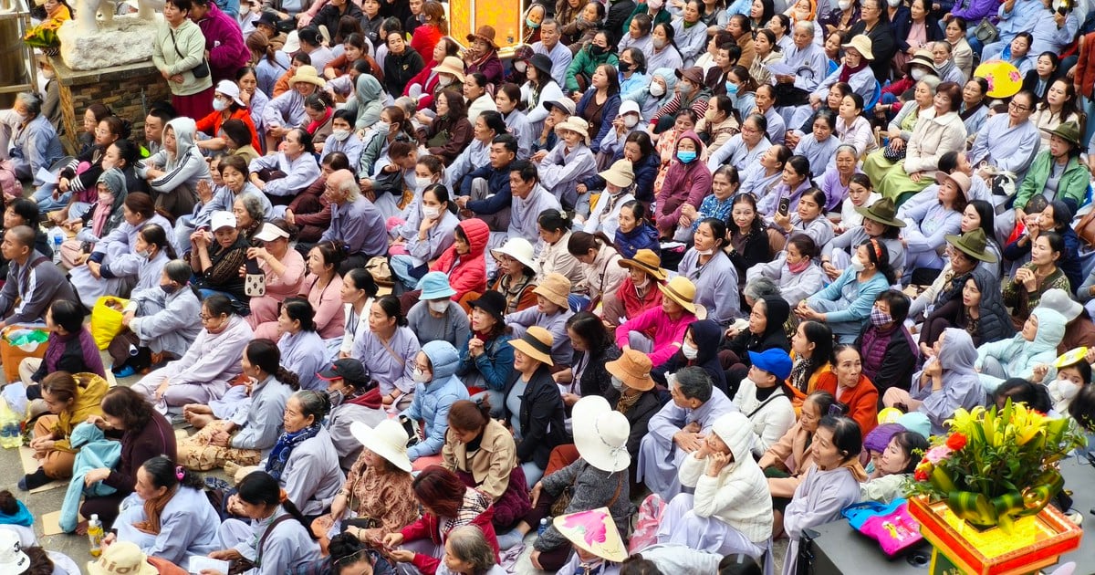 Un mar de gente se apiña para ver los trajes de Bodhisattva en Ngu Hanh Son