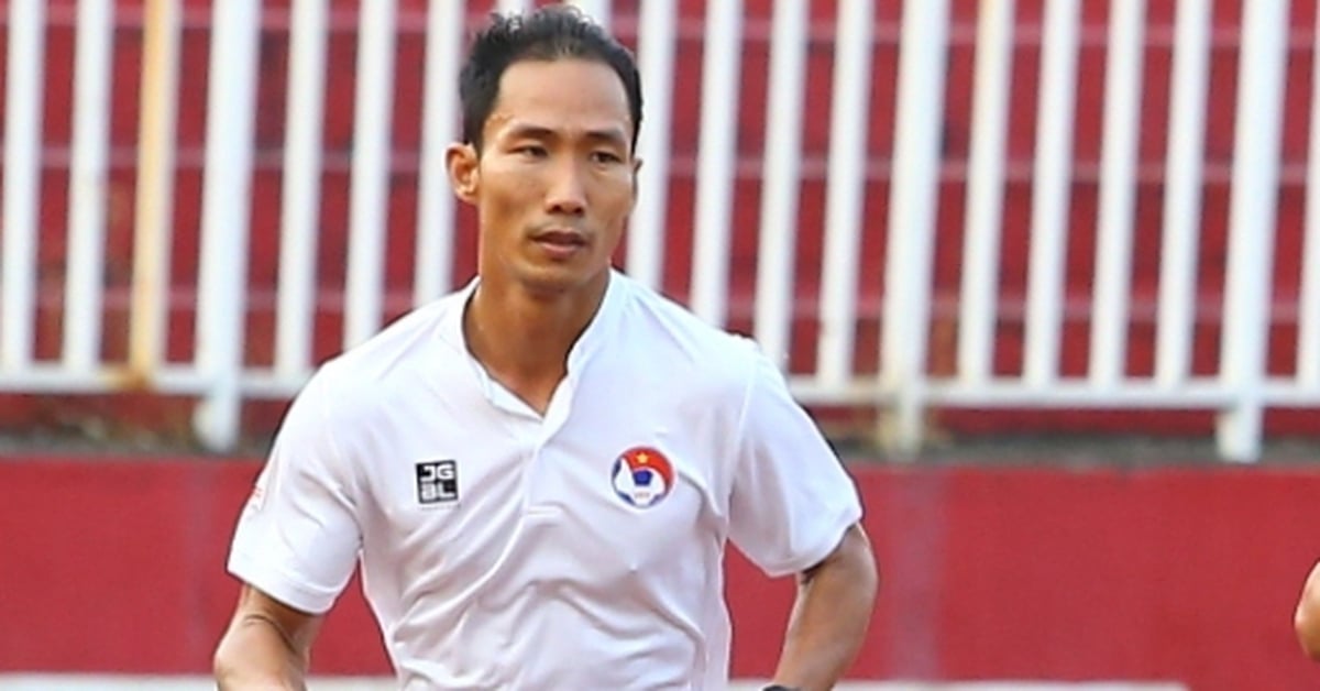 FIFA referee Le Vu Linh participates in the Vietnam - Cambodia match