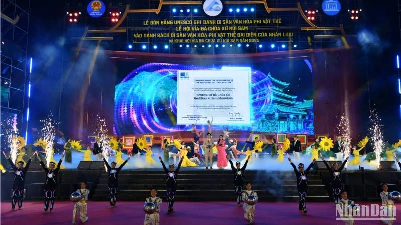 An Giang solemnly received the certificate of recognition of "Ba Chua Xu Festival of Sam Mountain" as a representative intangible cultural heritage of humanity.