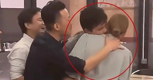 Ex-lovers hugged and cried at the class reunion, friends burst into tears