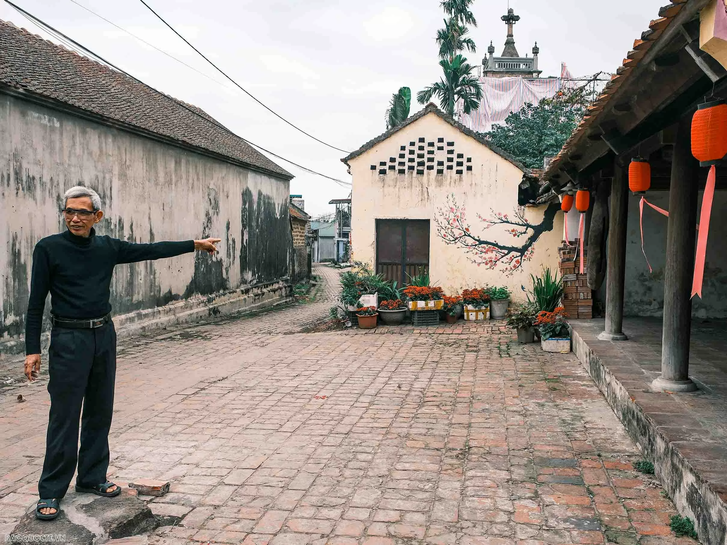 Cuối tuần, về làng cổ Đường Lâm 'sống chậm', nhởn nha trên những con đường lát gạch nghiêng