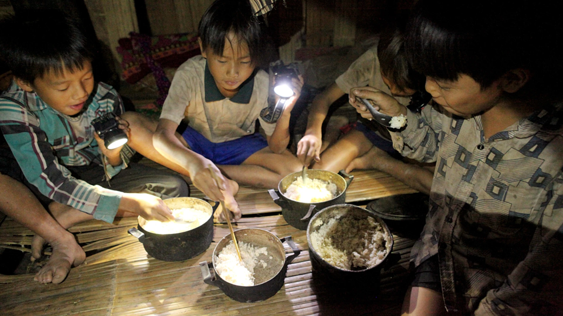 【写真】恵まれない地域ムオンテの学生たちに温かい寄宿舎食を提供 写真2