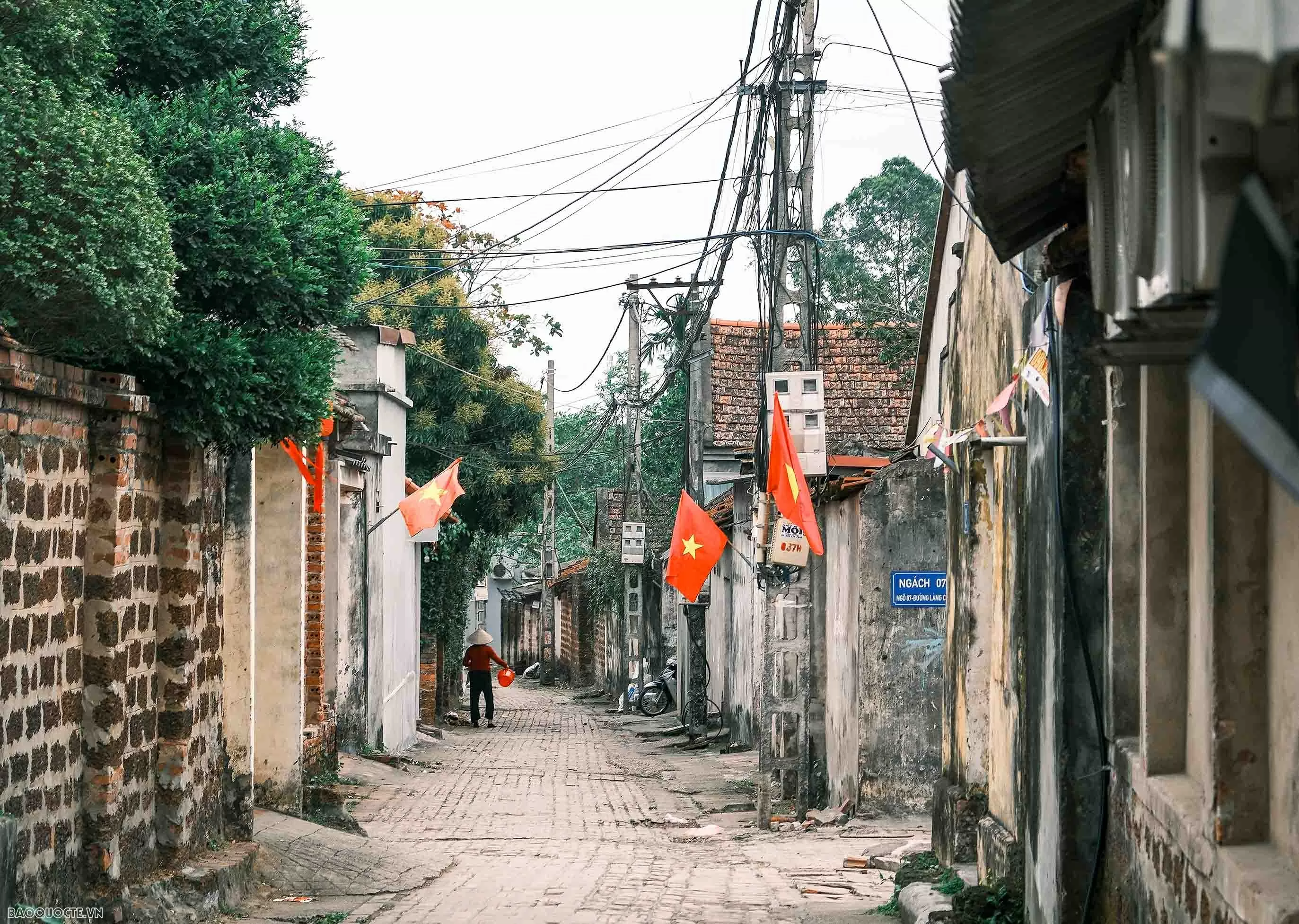 Cuối tuần, về làng cổ Đường Lâm 'sống chậm', nhởn nhơ trên những con đường lát gạch nghiêng