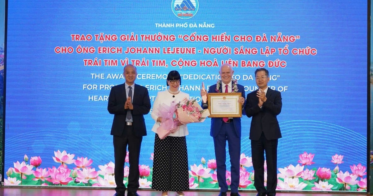 Premio "Dedicación a Da Nang" otorgado a un profesor alemán