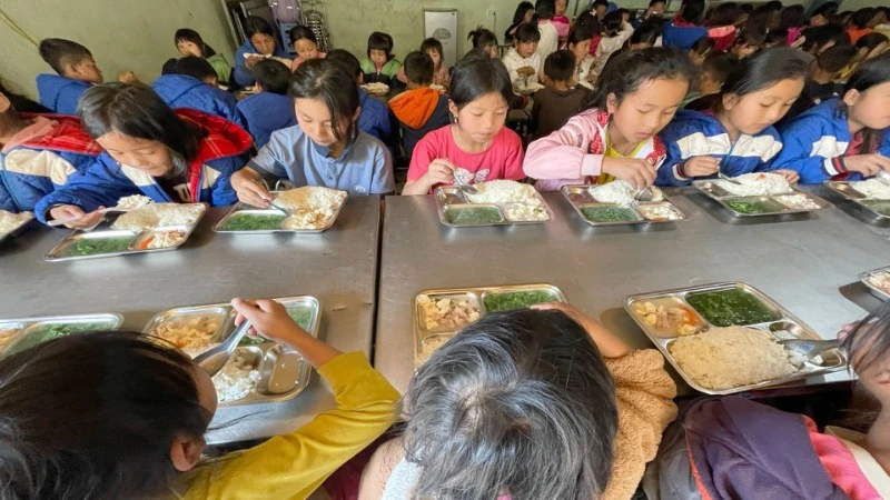 [사진] 무옹테 지역 소외계층 학생들을 위한 따뜻한 기숙사 급식