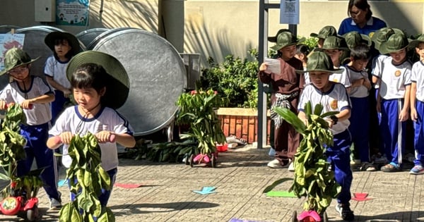 Los estudiantes se transforman en soldados, se arrastran por túneles y ensamblan tanques.