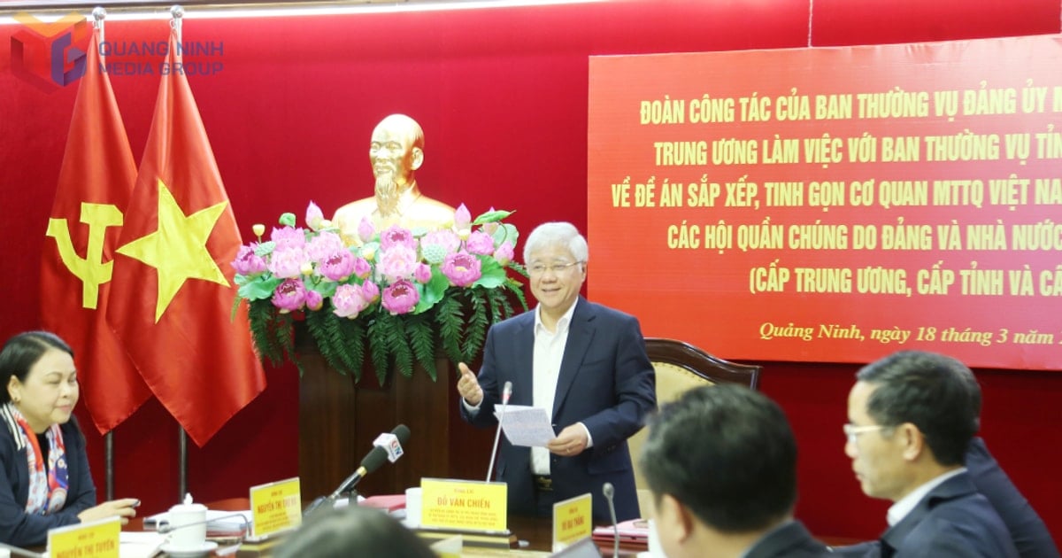 Chairman of the Central Committee of the Vietnam Fatherland Front Do Van Chien works with the Standing Committee of the Quang Ninh Provincial Party Committee