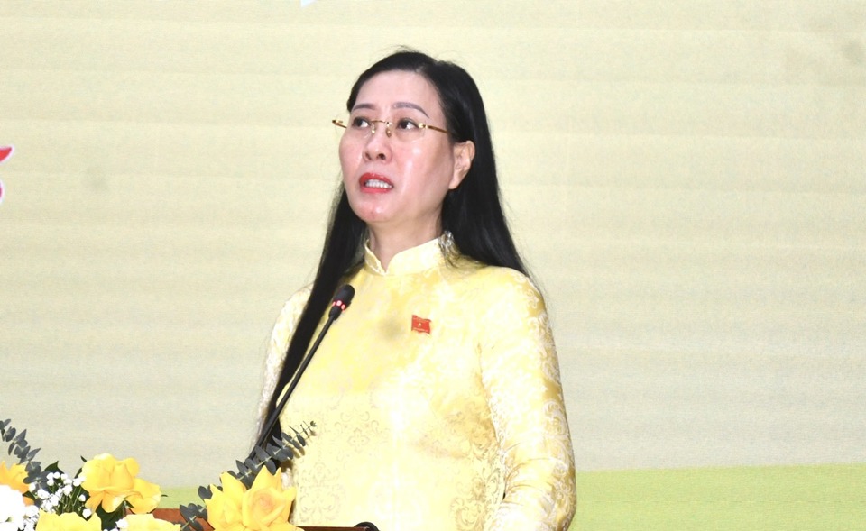 Die Sekretärin des Provinzparteikomitees und Vorsitzende des Volksrats der Provinz Quang Ngai, Bui Thi Quynh Van, sprach auf der 32. Sitzung des Volksrats.