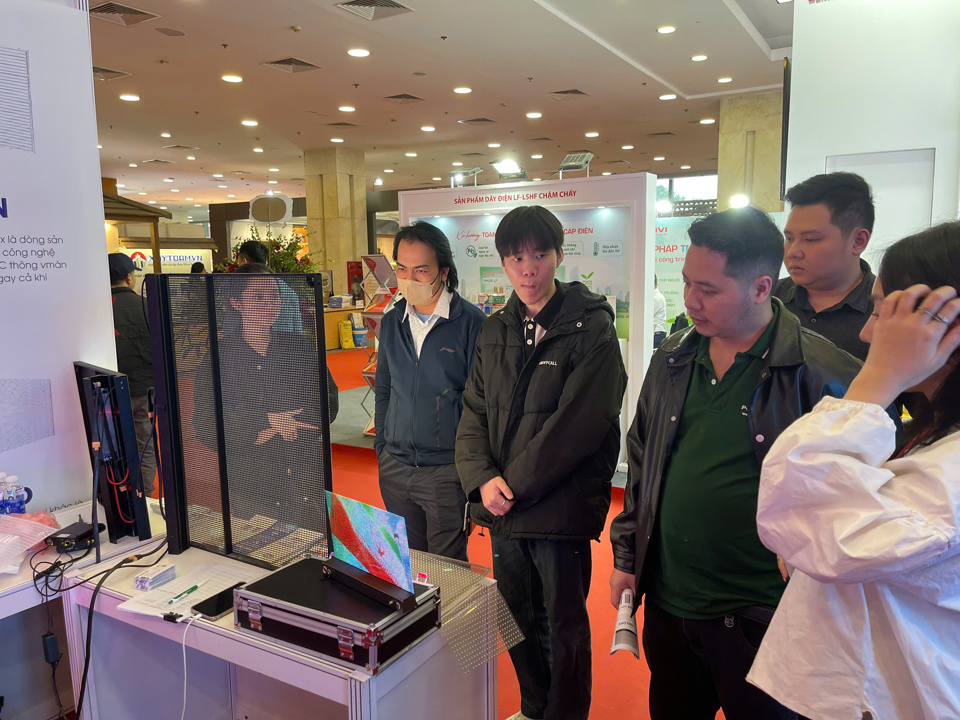 The first Vietbuild Hanoi International Exhibition 2025 attracted the participation of more than 400 domestic and foreign enterprises, with nearly 1,500 booths introducing new products and advanced technology.