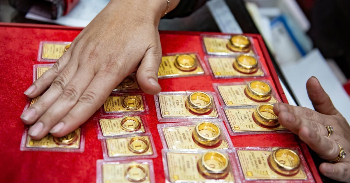 En medio de una larga fila de personas que esperaban para comprar oro, un anciano trajo 100 taels de oro para vender.