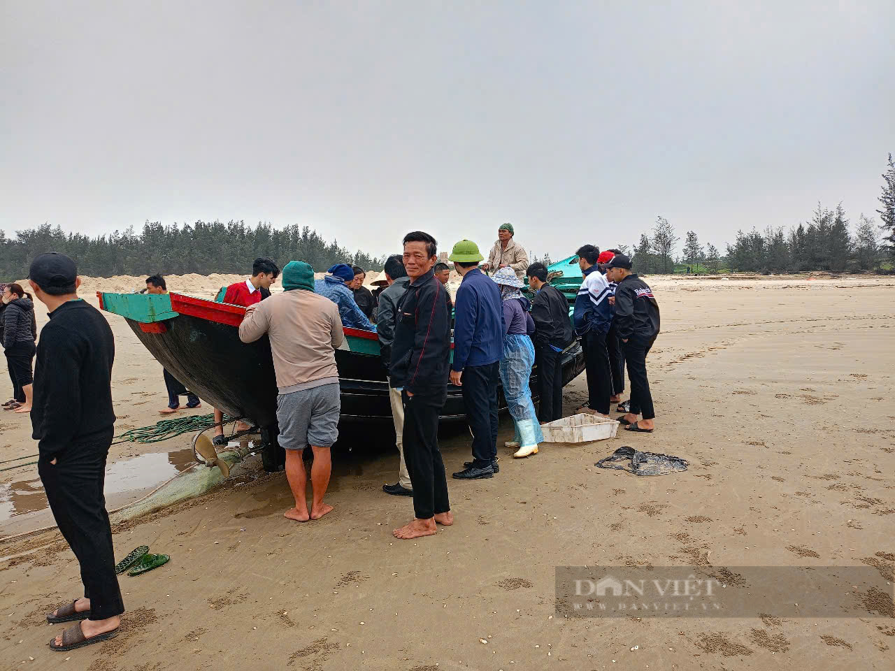 Hà Tĩnh: Trúng đậm cá trích, ba thuyền bị sóng đánh chìm, 6 ngư dân may mắn thoát nạn- Ảnh 2.