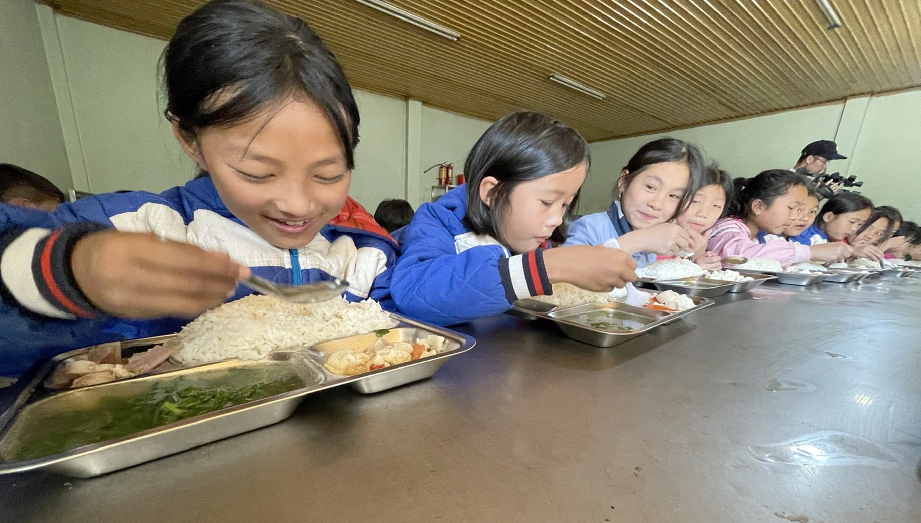 【写真】恵まれない地域ムオンテの学生たちに温かい寄宿舎食を提供する写真5