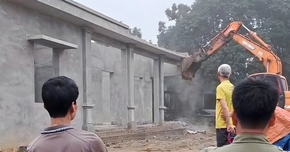 5억 원대 건설 중인 문화의 집이 강제 철거되는 모습