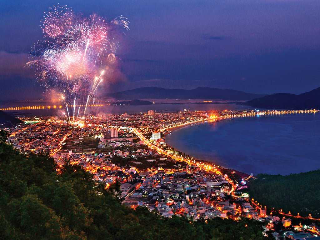 Espectáculo de fuegos artificiales de 15 minutos para celebrar el 50 aniversario del Día de la Liberación de la provincia de Binh Dinh