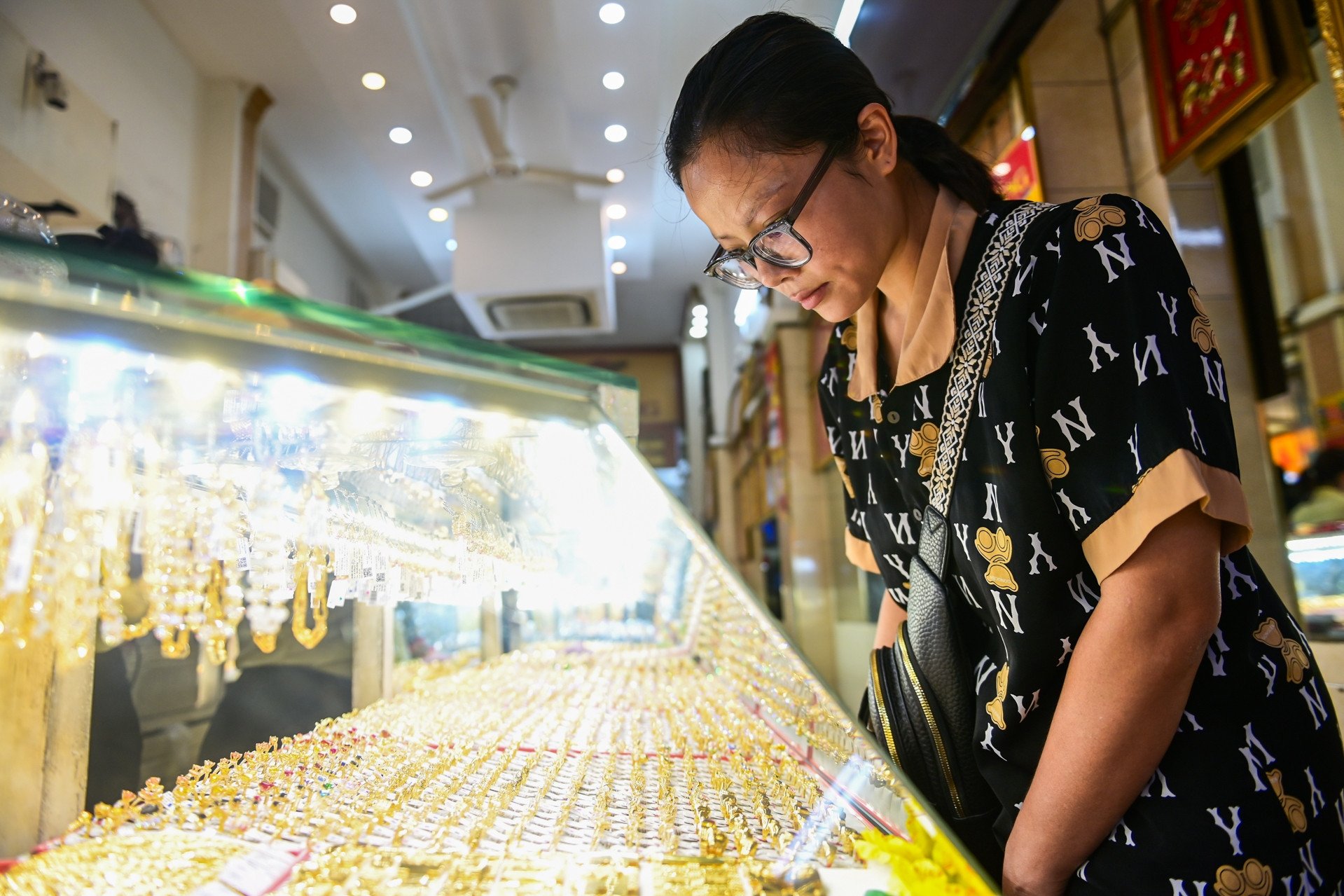 Los precios del oro suben y los expertos advierten sobre señales de que las tiendas de oro están transfiriendo riesgos a los clientes.