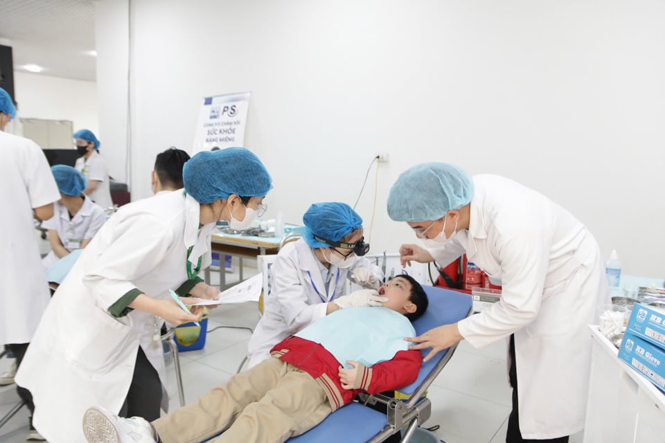 Doctors and nurses provide free dental care to students at Quang Trung Primary School (Hoan Kiem District).