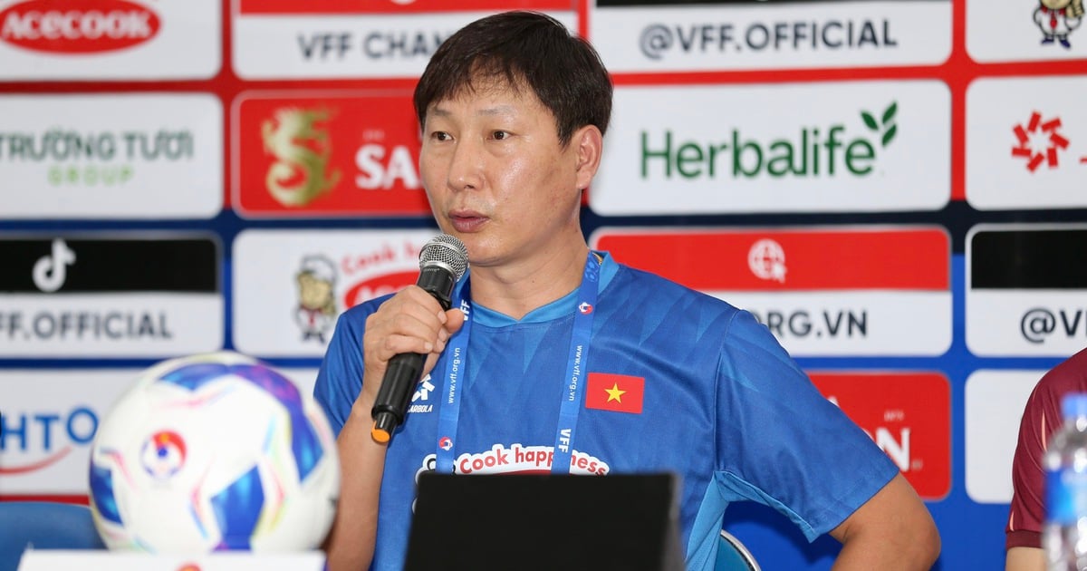 Entrenador Kim Sang-sik: Camboya tiene jugadores naturalizados, pero Vietnam tiene a Duy Manh y Thanh Chung