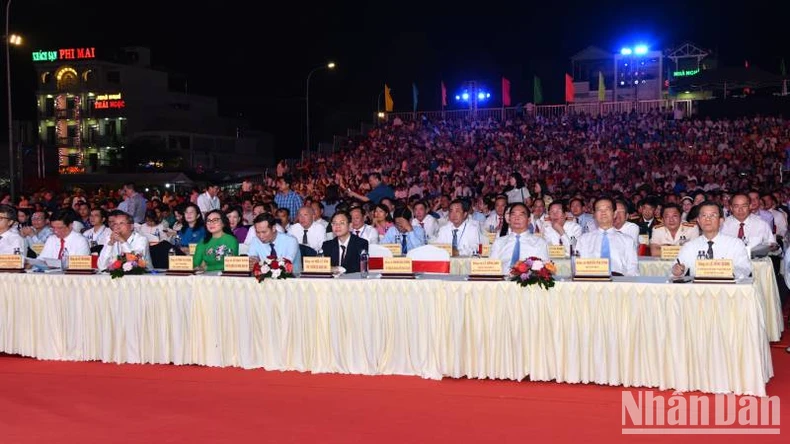 An Giang a solennellement reçu le certificat de reconnaissance du « Festival de Ba Chua Xu de la montagne Sam » en tant que patrimoine culturel immatériel représentatif de l'humanité photo 1