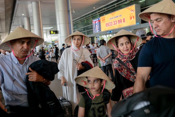 TP.HCM đón 200 du khách trên chuyến bay charter đầu tiên từ Iran - Ảnh 2.