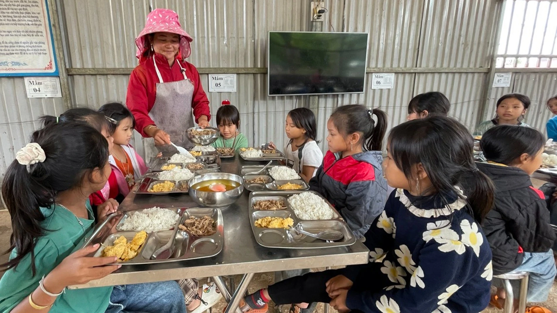 【写真】恵まれない地域ムオンテの学生たちに温かい寄宿食を提供 写真6