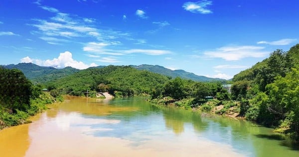 ベトナムで最大の地区でありながら、国内で最も貧しい地区のリストに載っている地区はどこですか?