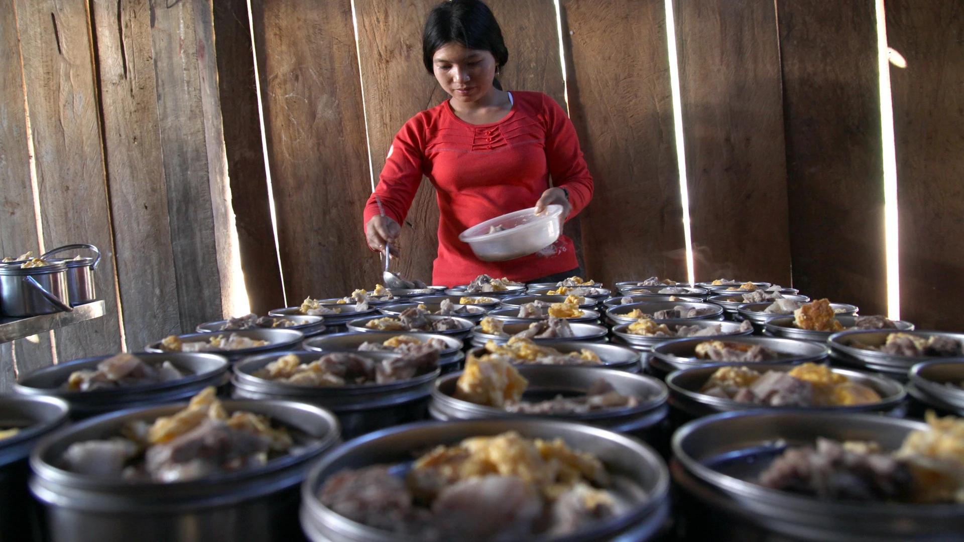 【写真】恵まれない地域ムオンテの学生たちに温かい寄宿舎食を提供する 写真7