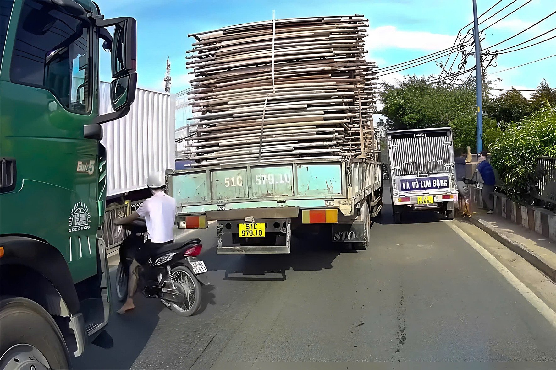 คลิปยืนยัน 2 คนขับรถชนกันบนสะพานในนครโฮจิมินห์